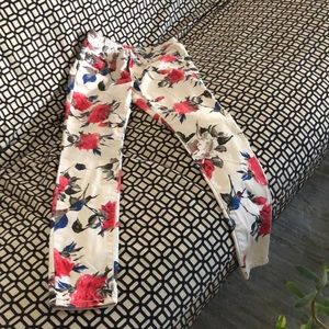Dollhouse brand beige floral stretchy Jean .pantssize 9, but fits like a size 4